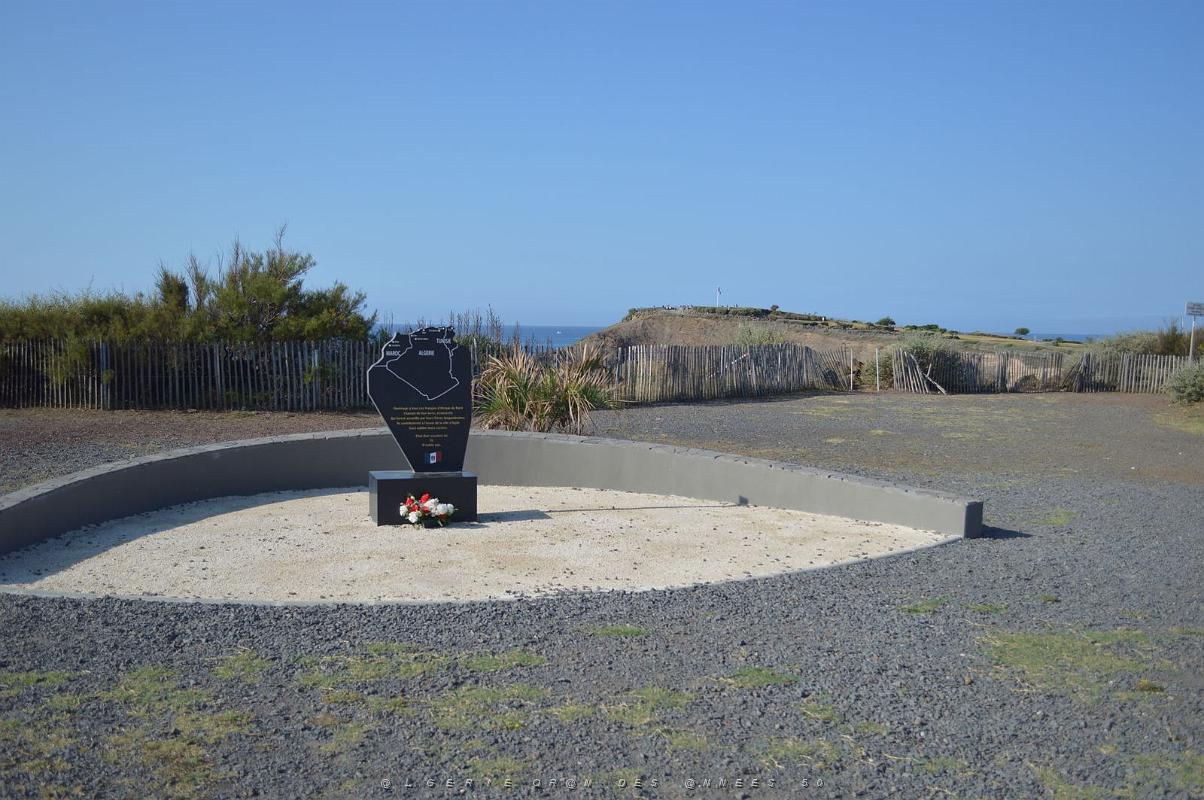 LA STELE DES P.N. AU CAP D AGDE AUX FALAISES DE LA CONQUE (3).JPG